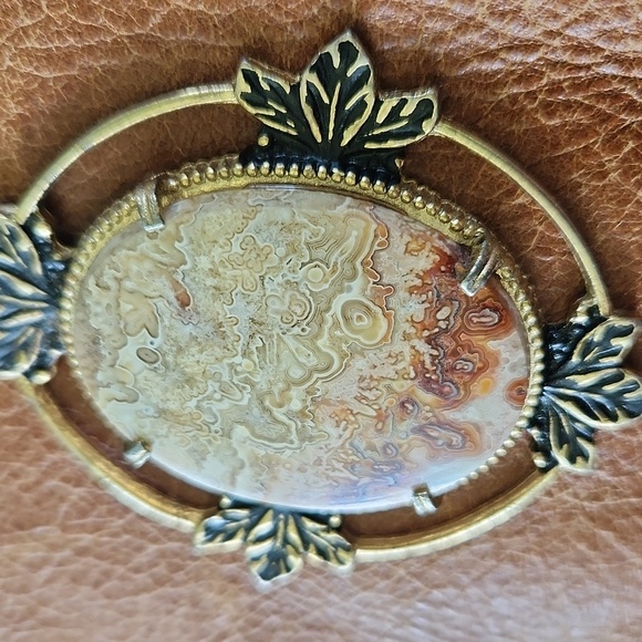 Elegant Gold and Black Pendant Necklace - Picture 3 of 13